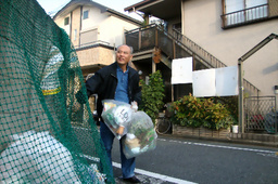 舛添要一氏が都庁を退庁　セレモニーなし、終始無言…知事室持込みの美術品は舛添氏