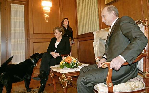  【画像】プーチン大統領、「子供の日」式典で子供を撫でたら子供が号泣