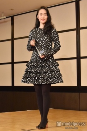 黒木華、初写真集でウエディングドレス披露「喜んでいただければ」