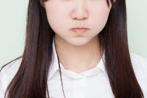天然パーマでいじめられ「縮毛矯正」した娘に学校が「戻せ！」、ネットで議論に