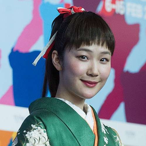 黒木華、初写真集でウエディングドレス披露「喜んでいただければ」