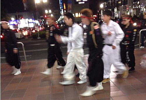 大声で叫び練り歩く「徒歩暴走族」対処へ訓練