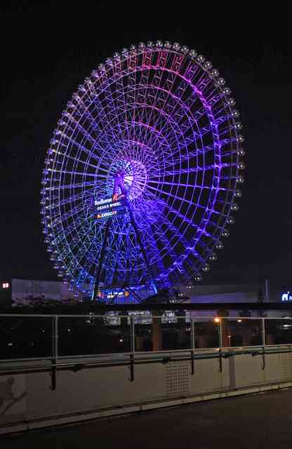 高さ123ｍ！足元透け透け…日本一の観覧車、大阪・吹田 