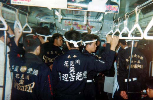 口で「バーリバリ！」とエンジン音出して行進、迷惑行為…「徒歩暴走族」に警戒