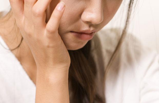 年収100万円未満は15％以上がうつ。体を売ることを考えた30代シングルマザーの不安