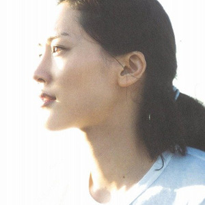 綾瀬はるか、水着写真集の売り上げが「わずか4,000部」！AKB48・小嶋陽菜や浅田舞に大惨敗