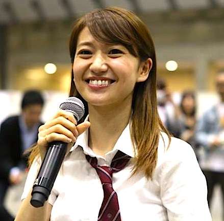 少し歯並びの悪い人〜！！