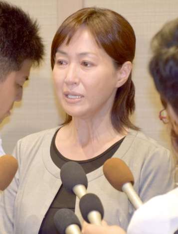高島礼子が会見　夫逮捕で涙の謝罪　薬物使用は知らず「冗談かと…」