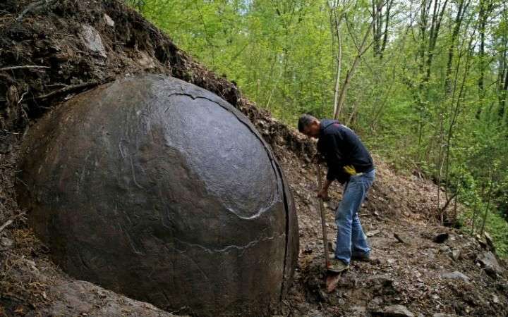 謎の巨大な球体が出土し「未発見の文明の痕跡」と発表されるも専門家の意見は分かれる