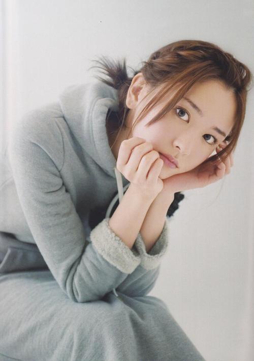 おでこを出している芸能人の画像を貼るトピ