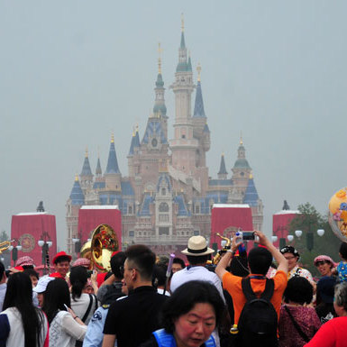ディズニーR、客数減地獄突入…USJと中国ディズニーLに客取られ深刻、「行く意味」消失 | ビジネスジャーナル