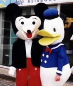 【上海ディズニー】 家族そろって列に割り込み、ニセ入場券、乱雑で適当なランチ…試験営業ではトラブル続き　開園まで１週間