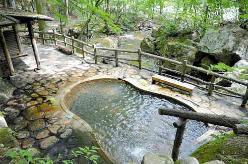 塩原温泉の露天風呂で十数人の男女が定期的にみだらな行為、やむなく閉鎖