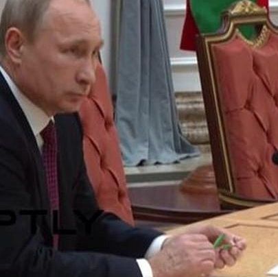 4ヵ国首脳会議でプーチン氏、鉛筆を「プチン」と折ったと話題に