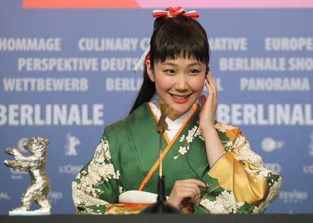 黒木華、初写真集でウエディングドレス披露「喜んでいただければ」