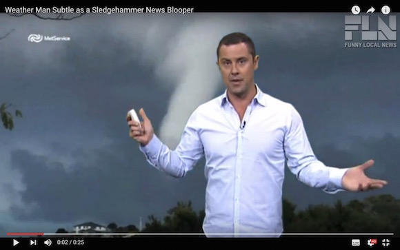 【放送事故】海外の天気予報で「ムスコ」が画面に映り込むハプニングが発生