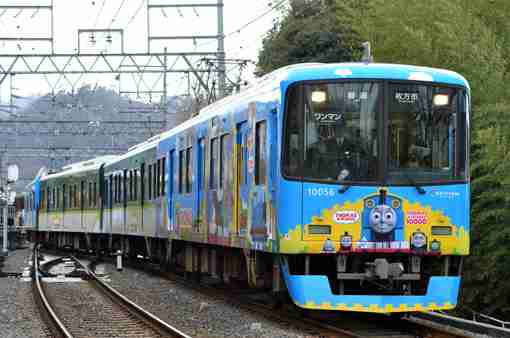 キキ＆ララトレインが出発進行、サンリオ描き下ろしのラッピング電車