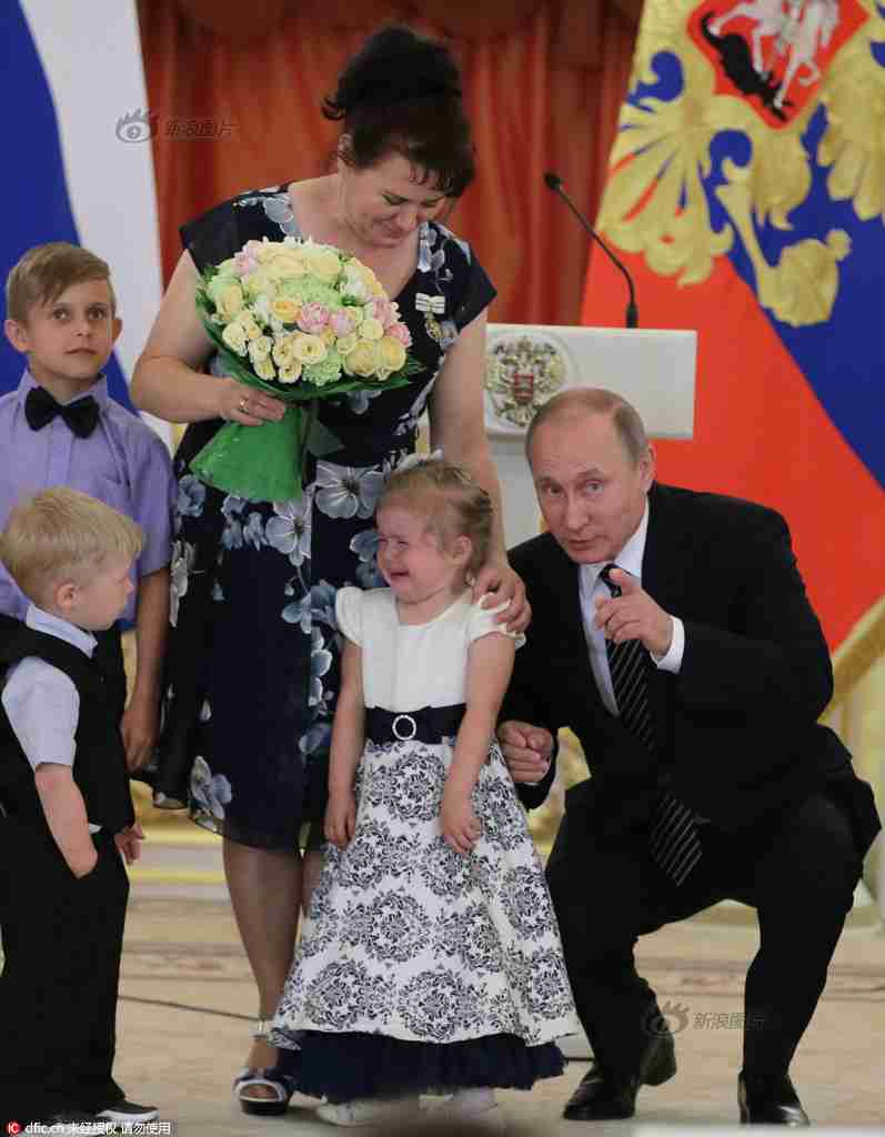  【画像】プーチン大統領、「子供の日」式典で子供を撫でたら子供が号泣