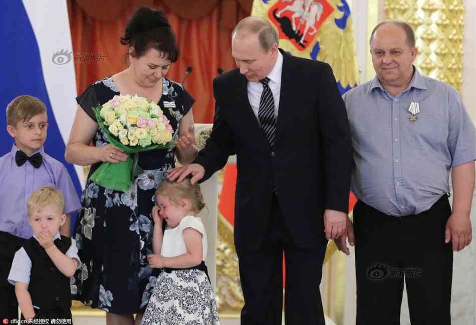 【画像】プーチン大統領、「子供の日」式典で子供を撫でたら子供が号泣