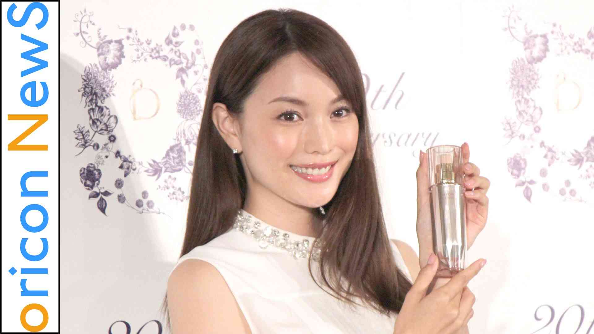 蛯原友里、生涯写真を公開　『「ベネフィーク」20周年記念 新製品発表会』 - YouTube