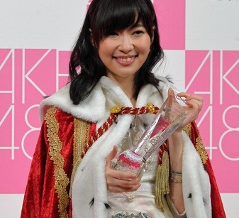 指原莉乃　前田敦子のジャケ写を真似るも「霊が映ってますよ！」