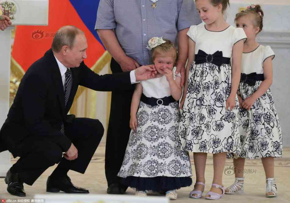  【画像】プーチン大統領、「子供の日」式典で子供を撫でたら子供が号泣