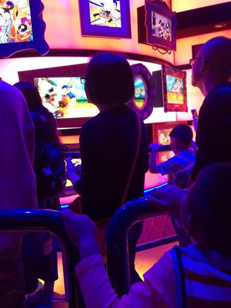 【上海ディズニー】 家族そろって列に割り込み、ニセ入場券、乱雑で適当なランチ…試験営業ではトラブル続き　開園まで１週間