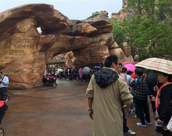 【上海ディズニー】 家族そろって列に割り込み、ニセ入場券、乱雑で適当なランチ…試験営業ではトラブル続き　開園まで１週間