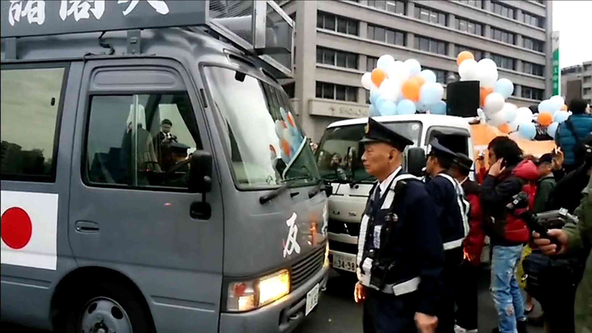 【右翼】 売国奴集団　ＳＥＡＬＤｓ（シールズ）　銀座大行進に必中の一撃　【街宣車】 - YouTube