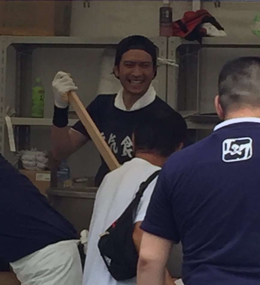 石原軍団の炊き出しにSMAP木村拓哉らが参加 舘ひろしから焼きそば教わる