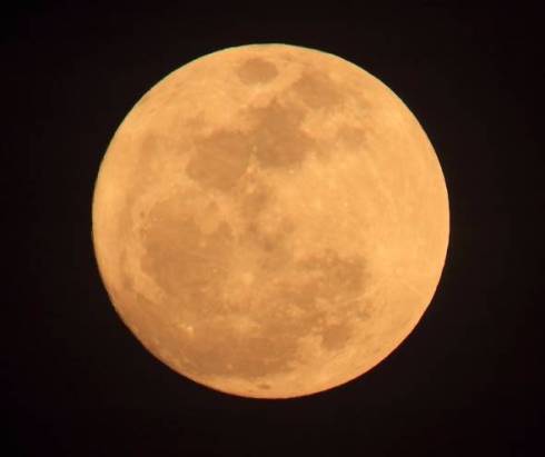 今夜の満月は「ストロベリームーン」　ロマンチックな赤く染まった満月が見られます （ねとらぼ） - Yahoo!ニュース