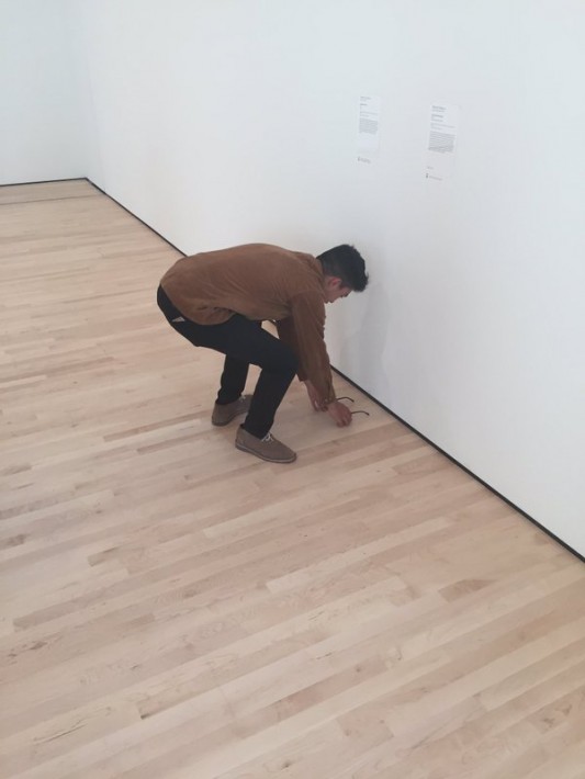 美術館の床に○○を置いてみたら…アートだと勘違いする人が続出ww