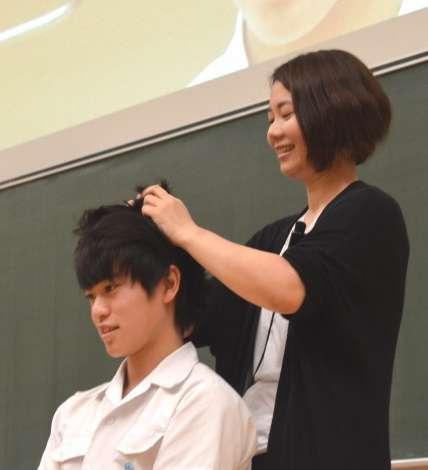 「見た目を磨く」授業に男子高校生大熱狂 眉カットの行列も