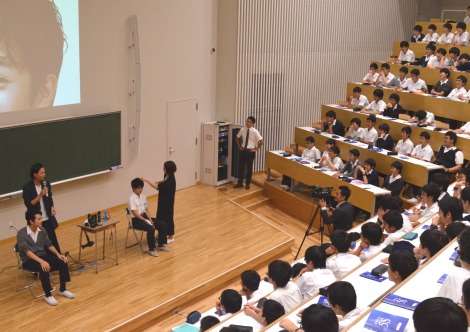 「見た目を磨く」授業に男子高校生大熱狂 眉カットの行列も