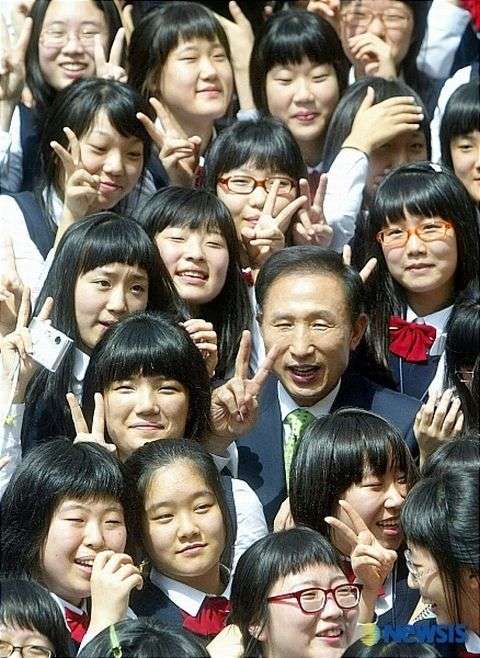  【画像】プーチン大統領、「子供の日」式典で子供を撫でたら子供が号泣