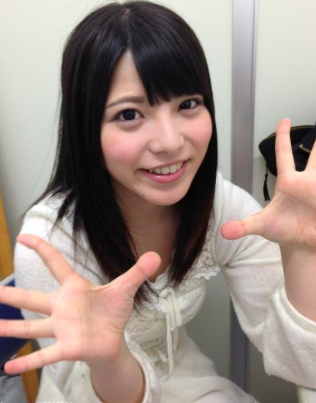紗倉まなが見知らぬ人に付きまとわれていると“実況”「電車に乗って車両を変えても、どれだけ歩いても、近くまでやってくる。」