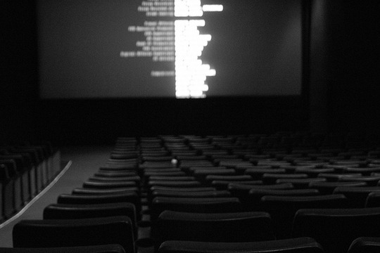 映画館のエンドロール　最後まで観るべき？「観ないなんてありあえない」「時間のムダ」
