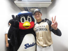 球団マスコットと選手がじゃれてる画像下さい！