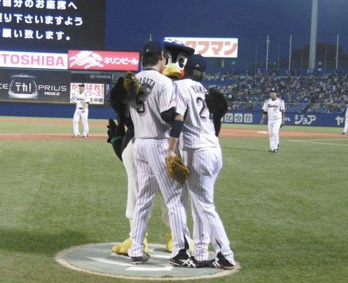 球団マスコットと選手がじゃれてる画像下さい！