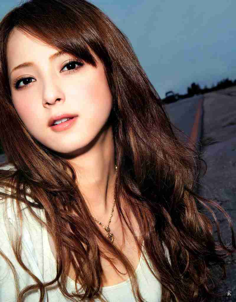 佐々木希10周年写真集で“オンナの顔” 無防備な下着姿も