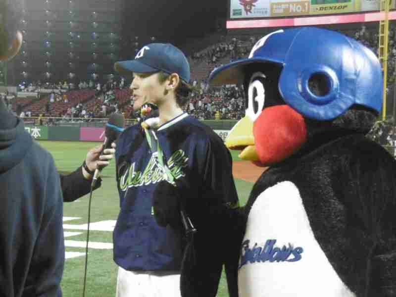 球団マスコットと選手がじゃれてる画像下さい！