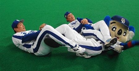球団マスコットと選手がじゃれてる画像下さい！