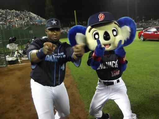 球団マスコットと選手がじゃれてる画像下さい！