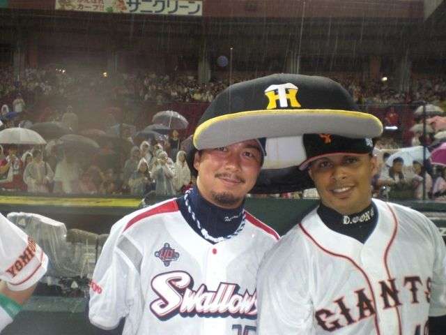 球団マスコットと選手がじゃれてる画像下さい！