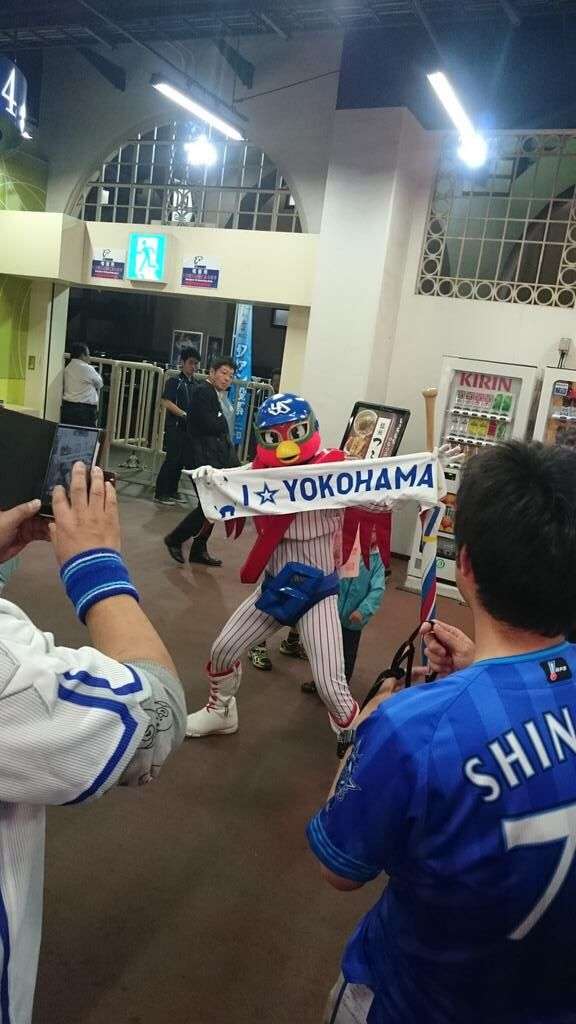 球団マスコットと選手がじゃれてる画像下さい！