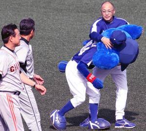 球団マスコットと選手がじゃれてる画像下さい！