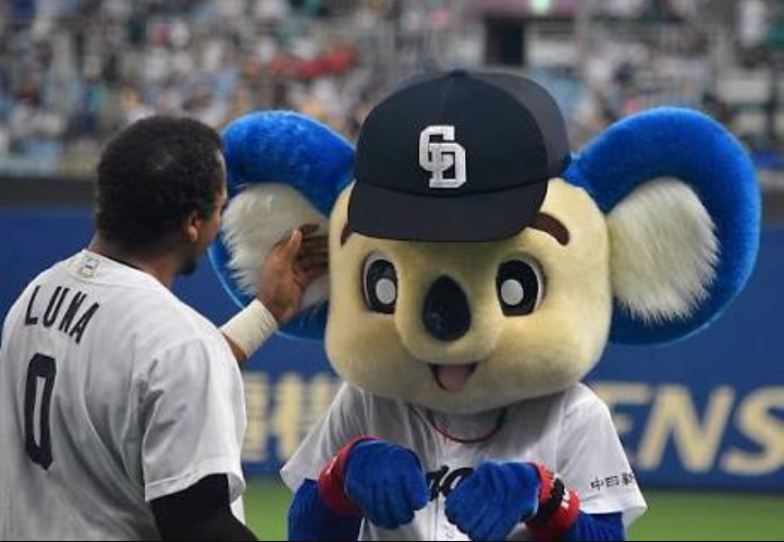 球団マスコットと選手がじゃれてる画像下さい！