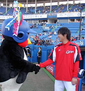 球団マスコットと選手がじゃれてる画像下さい！