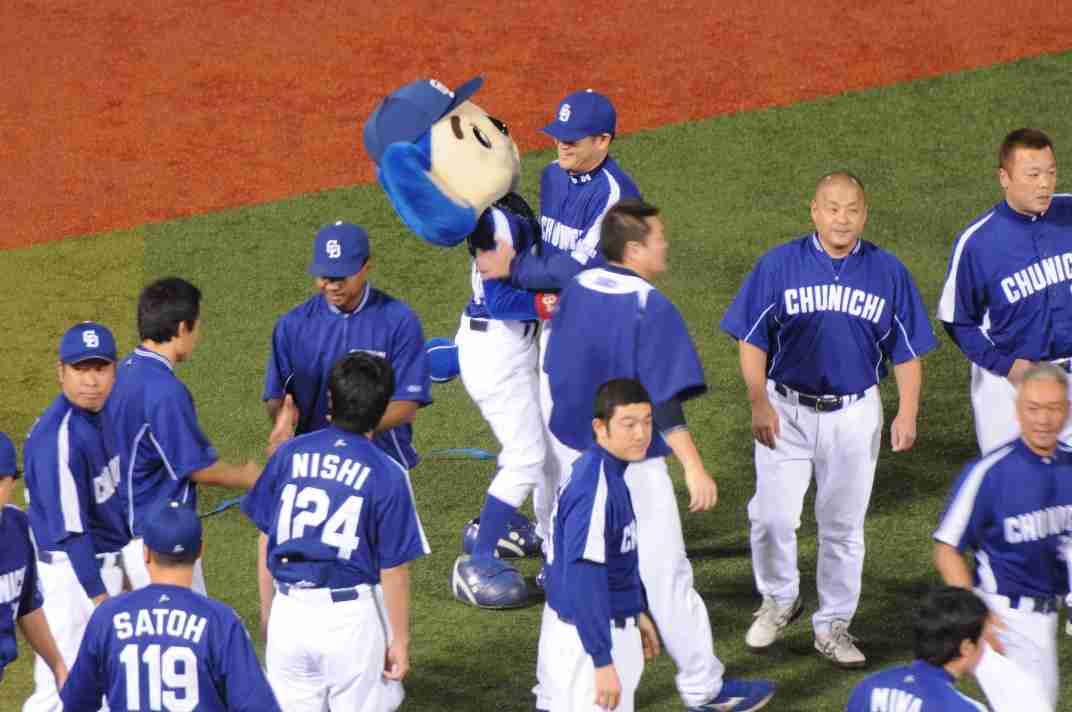 球団マスコットと選手がじゃれてる画像下さい！