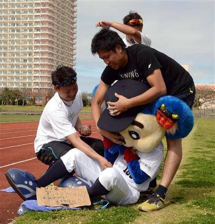 球団マスコットと選手がじゃれてる画像下さい！